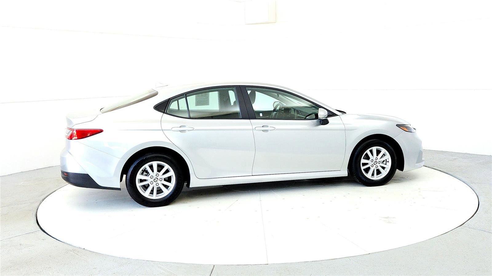 Used 2025 Toyota Camry LE image 6