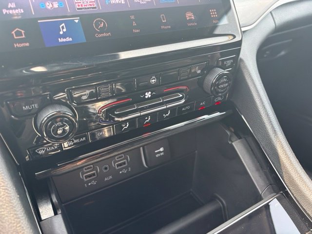 Used 2023 Jeep Grand Cherokee Limited AWD/4WD image 30