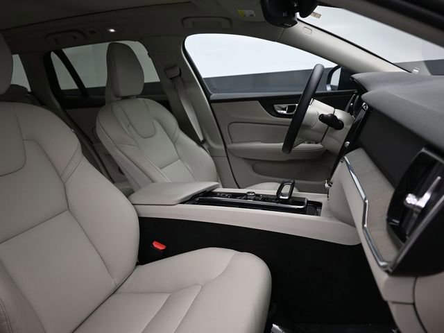 Used 2023 Volvo V60 B5 Cross Country Plus image 33