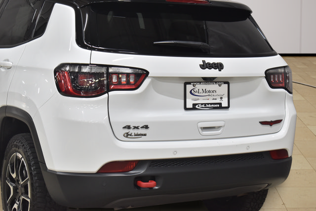Used 2025 Jeep Compass Trailhawk AWD/4WD image 32