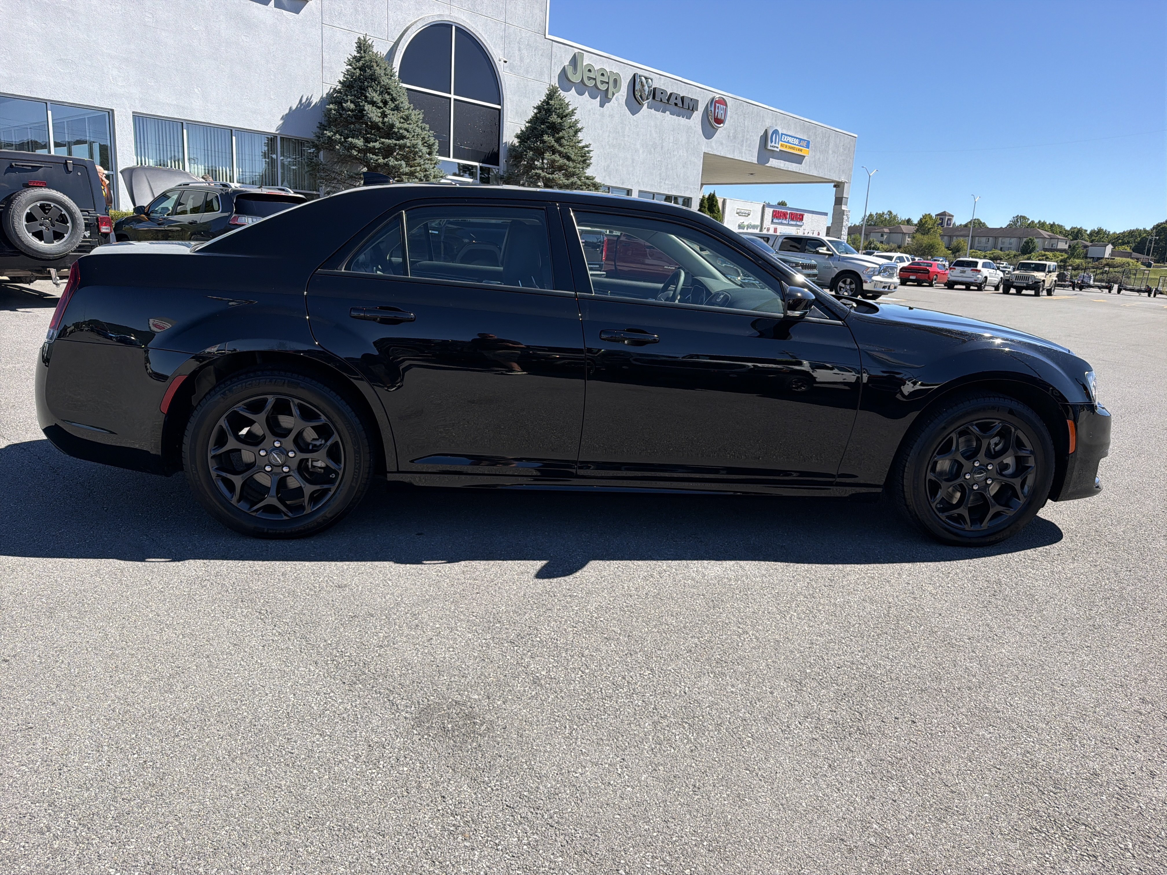 Used 2023 Chrysler 300 Touring L w/ Popular Equipment Group AWD/4WD image 5