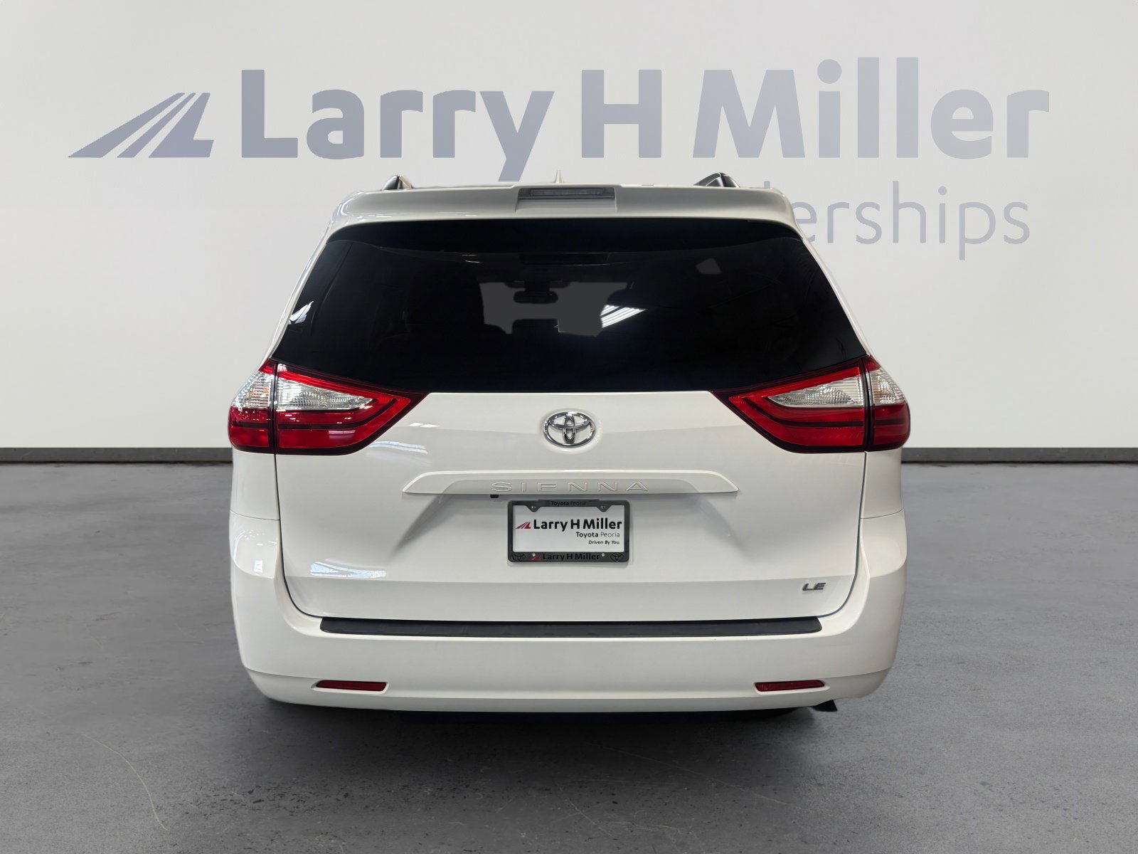 Certified 2019 Toyota Sienna LE w/ LE Preferred Package FWD image 4