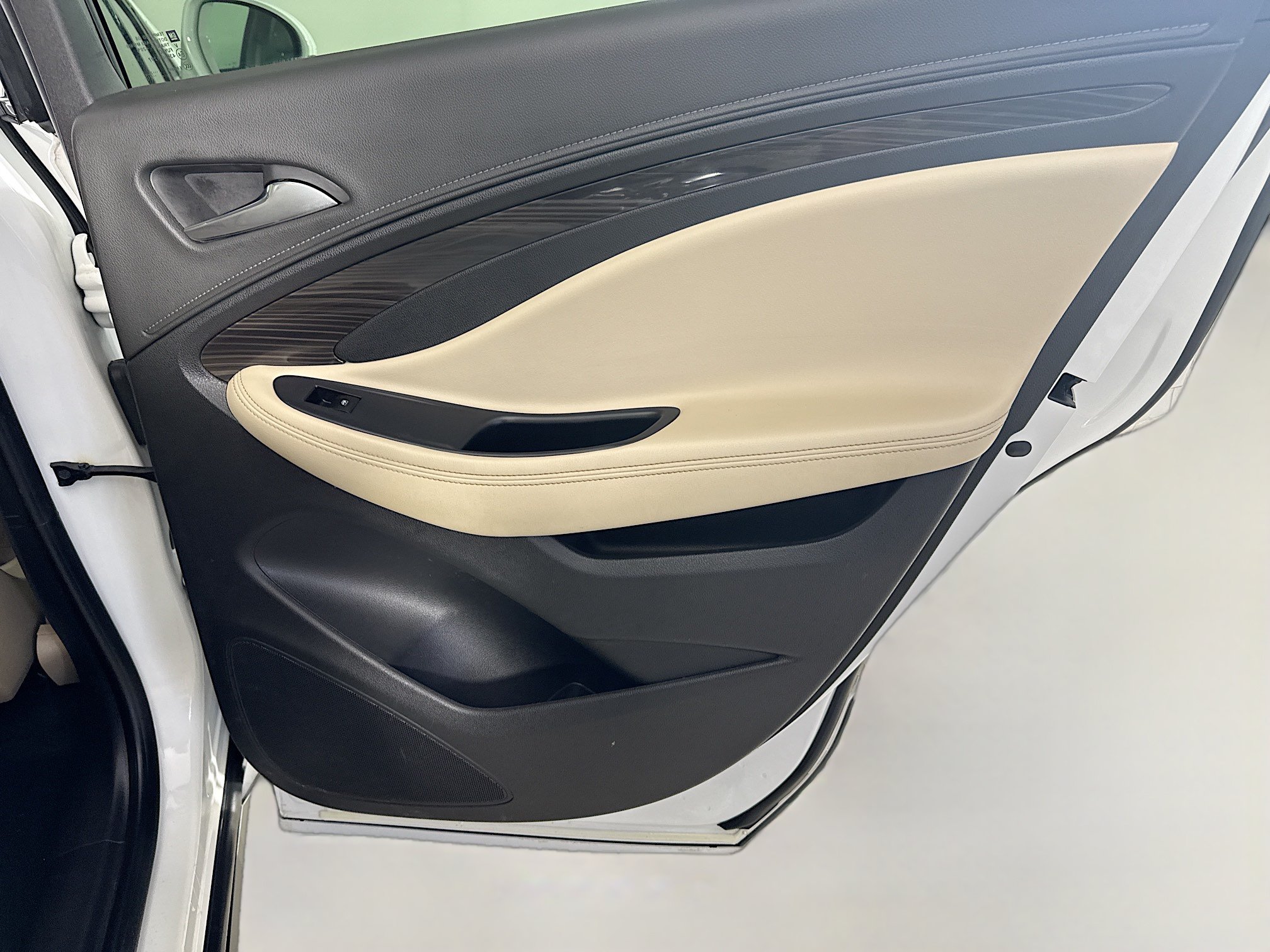 Used 2020 Buick Envision Essence FWD image 28