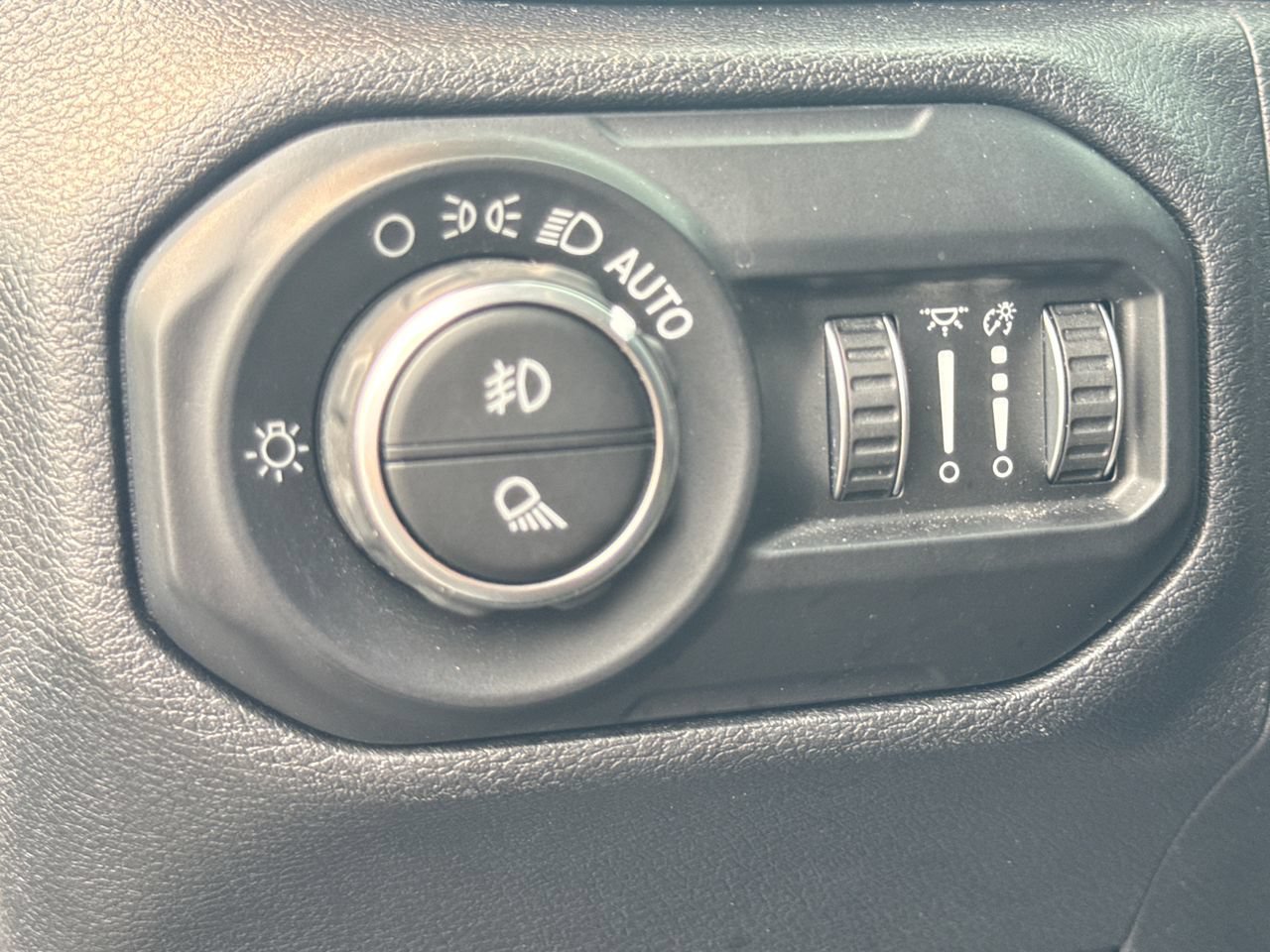 Used 2020 Jeep Gladiator Mojave w/ Cold Weather Group AWD/4WD image 16