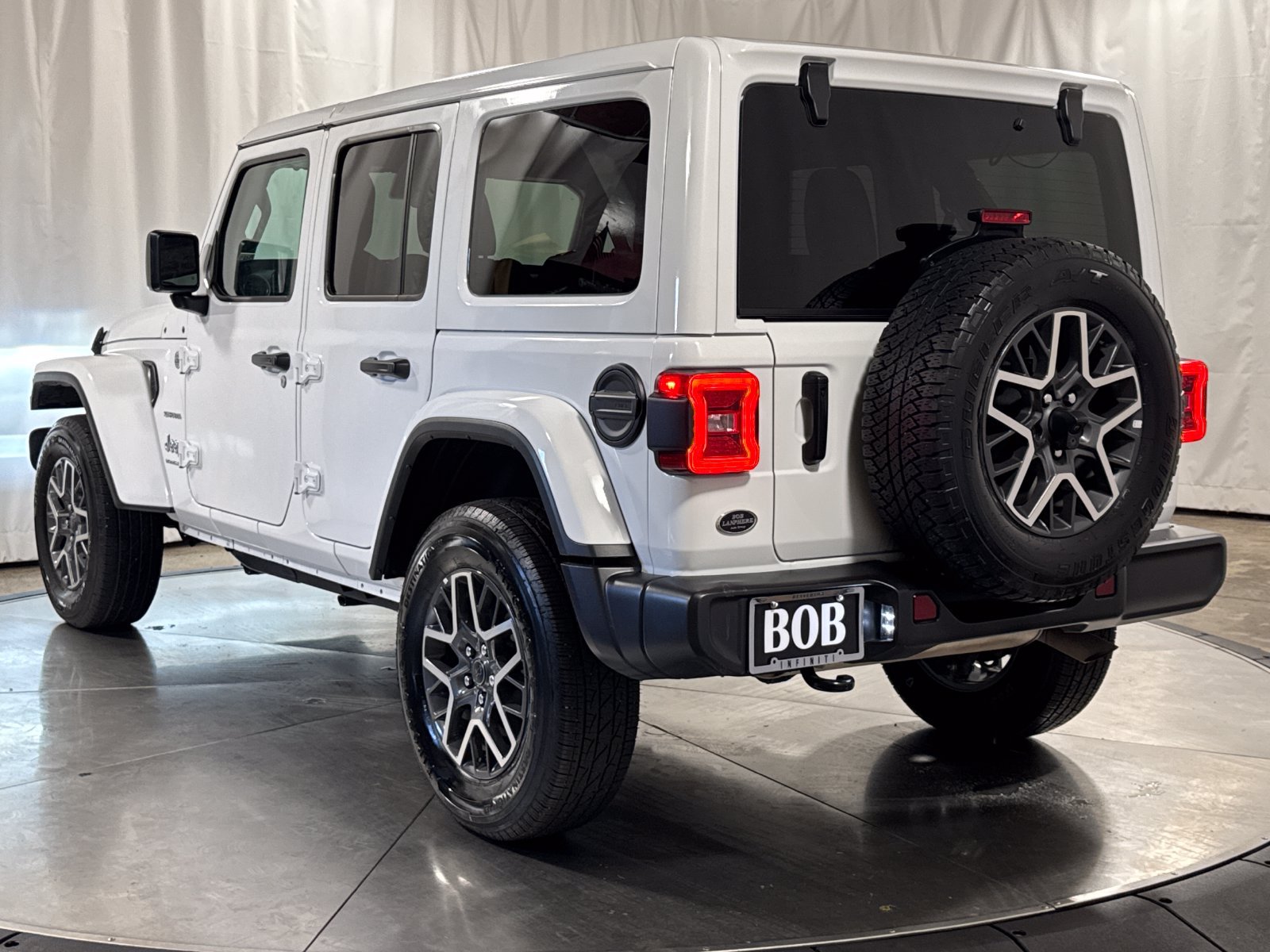 Used 2024 Jeep Wrangler Unlimited Sahara AWD/4WD image 9