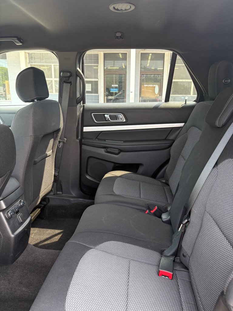 Used 2017 Ford Explorer XLT w/ Equipment Group 201A AWD/4WD image 11
