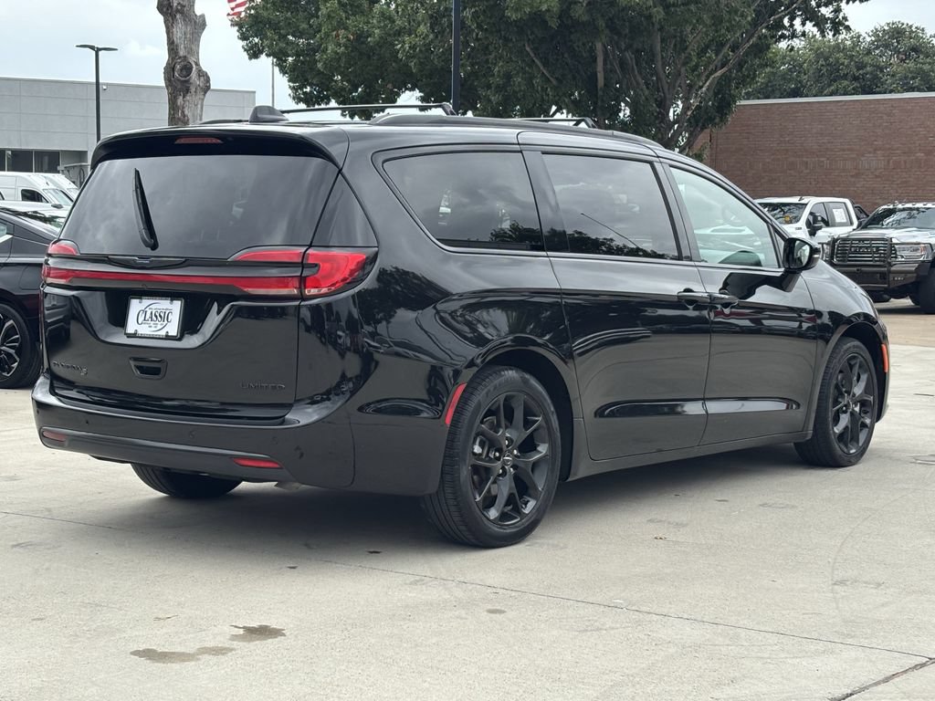 Used 2025 Chrysler Pacifica Limited FWD image 3