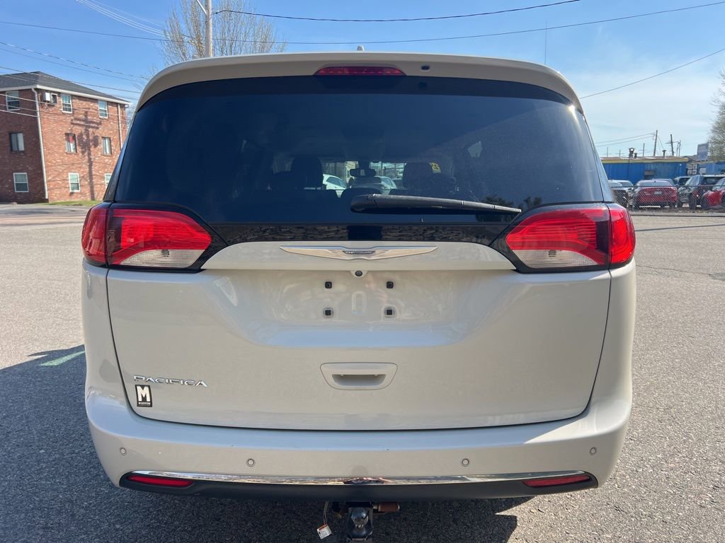 Used 2017 Chrysler Pacifica Touring-L w/ Tire & Wheel Group FWD image 4