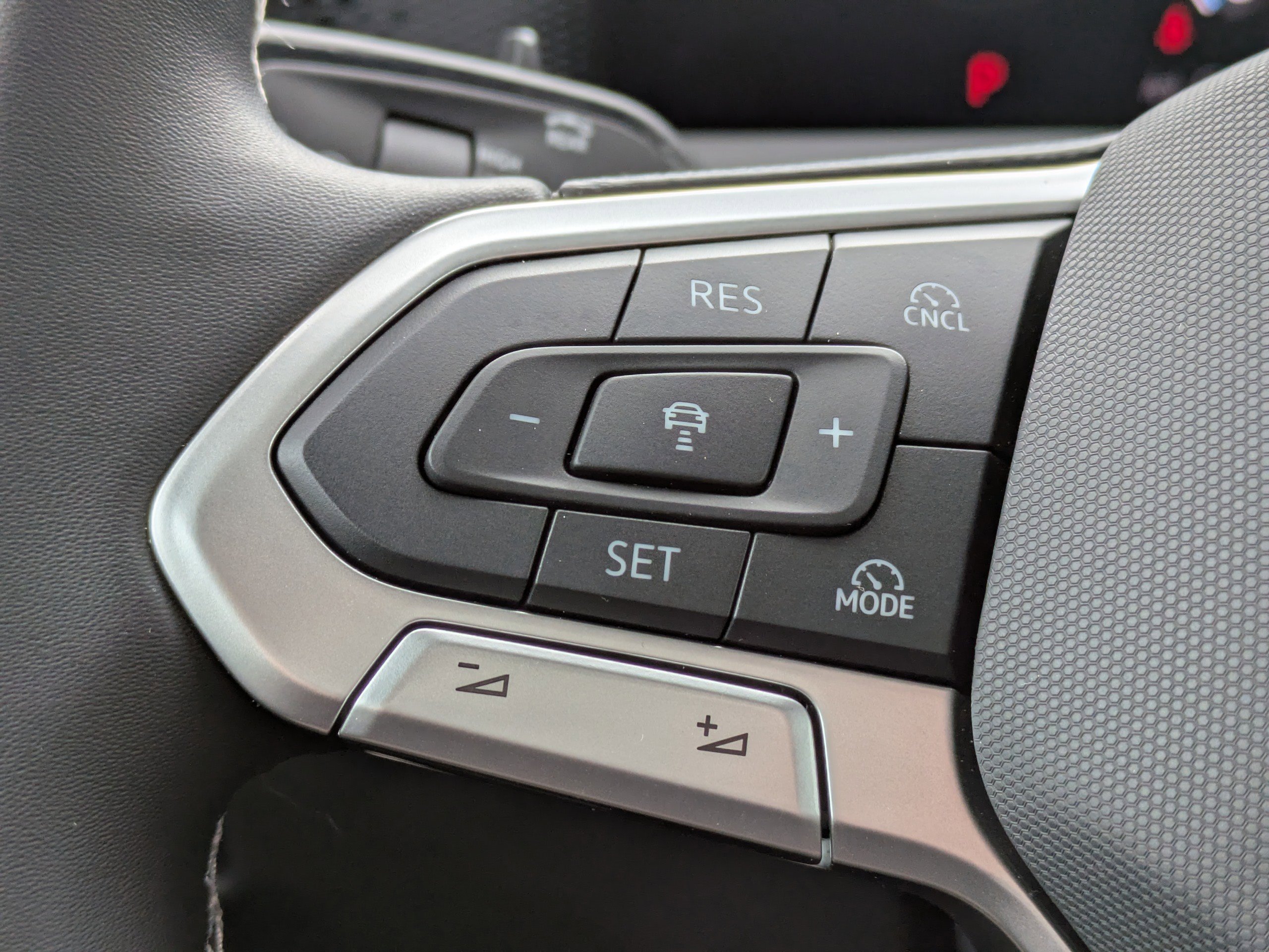 Used 2025 Volkswagen Tiguan SE image 26