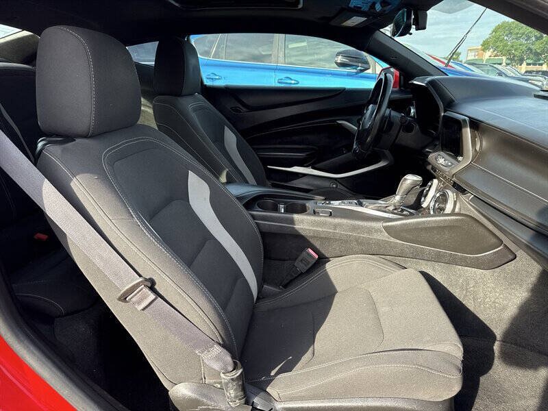 Used 2017 Chevrolet Camaro SS RWD image 21