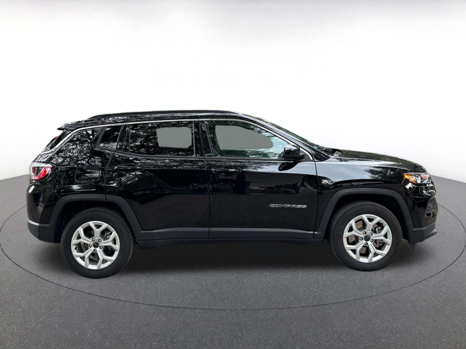 Used 2025 Jeep Compass Latitude AWD/4WD image 8