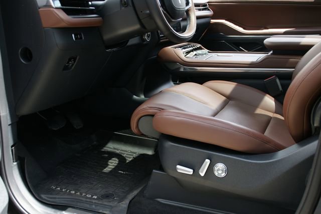Used 2025 Lincoln Navigator Reserve AWD/4WD image 15