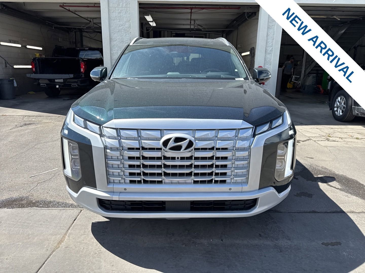 Used 2024 Hyundai Palisade Calligraphy image 2