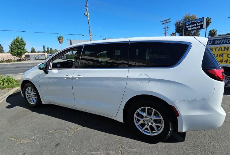 Used 2023 Chrysler Pacifica Touring-L FWD image 5