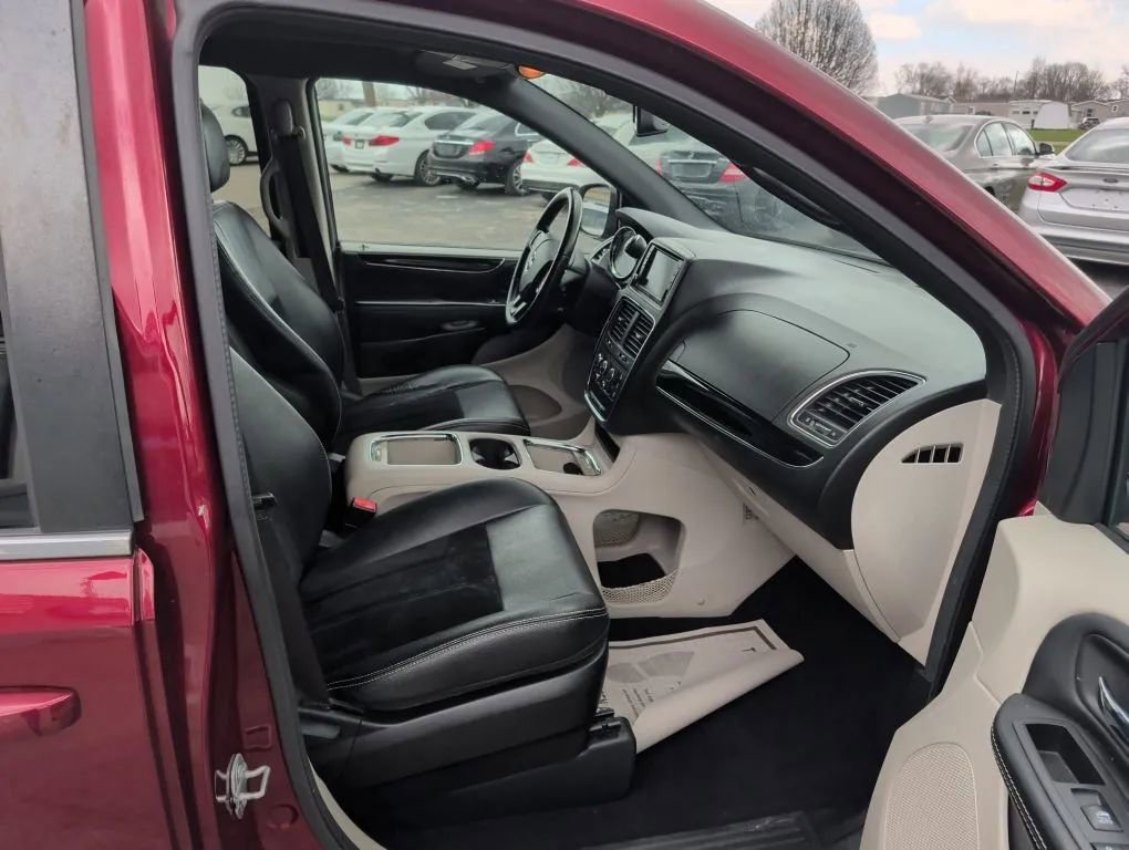 Used 2018 Dodge Grand Caravan SXT image 26
