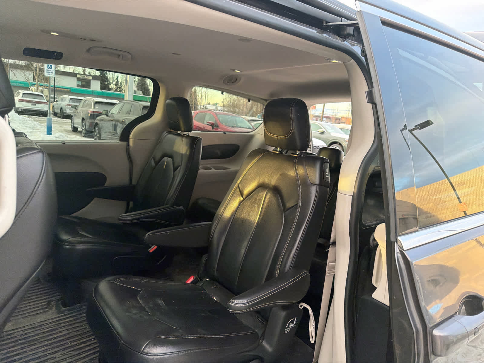 Used 2022 Chrysler Pacifica Touring-L image 6