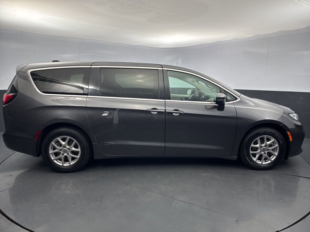 Used 2023 Chrysler Pacifica Touring-L FWD image 6