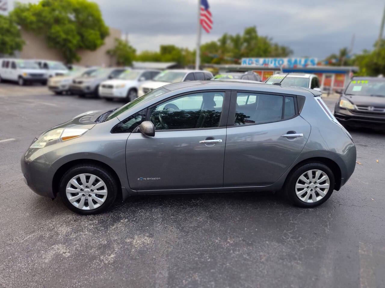 Used 2015 Nissan Leaf S FWD image 2