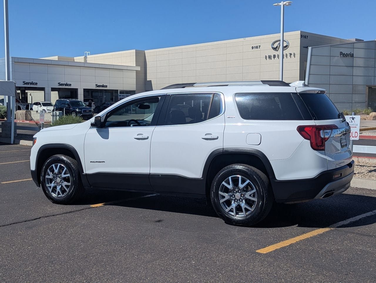 Used 2023 GMC Acadia SLT FWD image 4