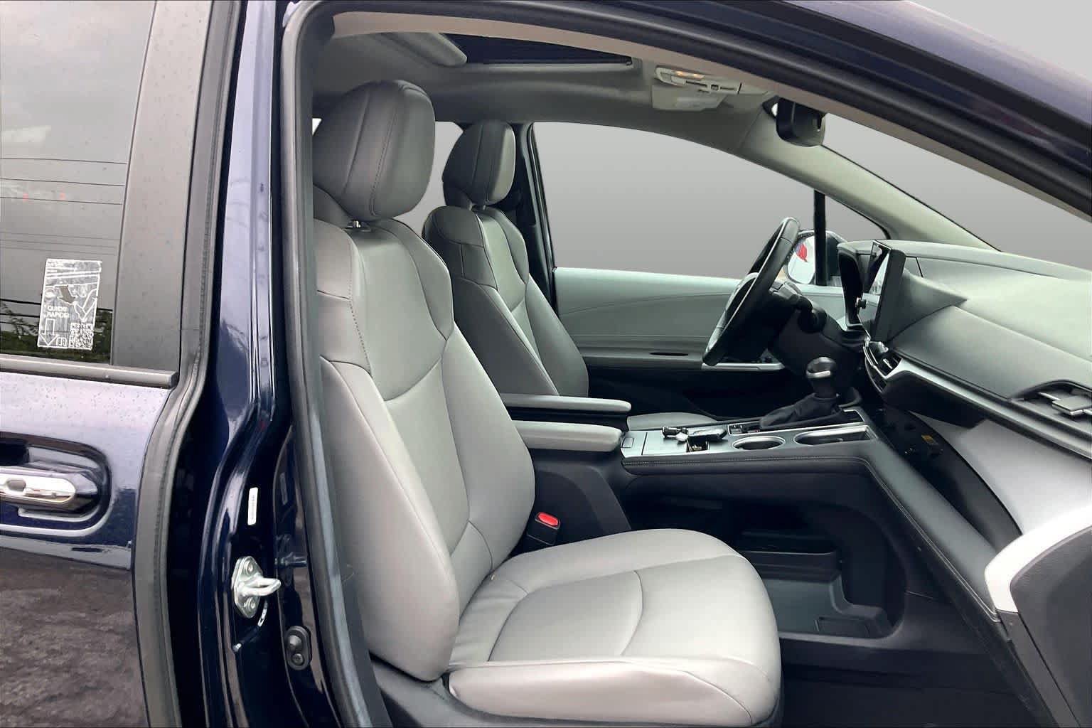 Used 2025 Toyota Sienna XLE FWD image 9