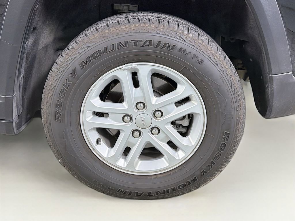 Used 2023 Jeep Grand Cherokee Laredo AWD/4WD image 29