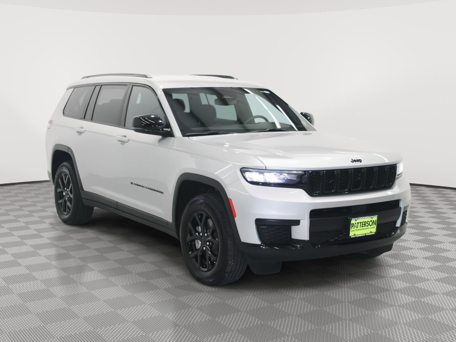 Used 2024 Jeep Grand Cherokee L Laredo image 1