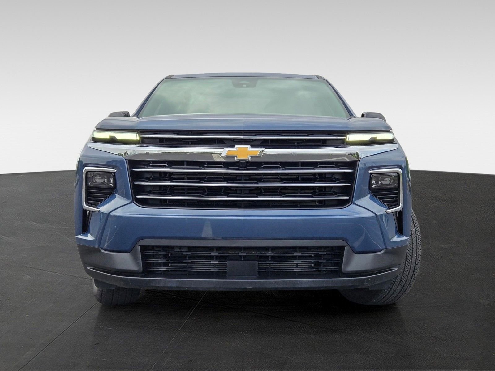 Used 2025 Chevrolet Traverse LT FWD image 2