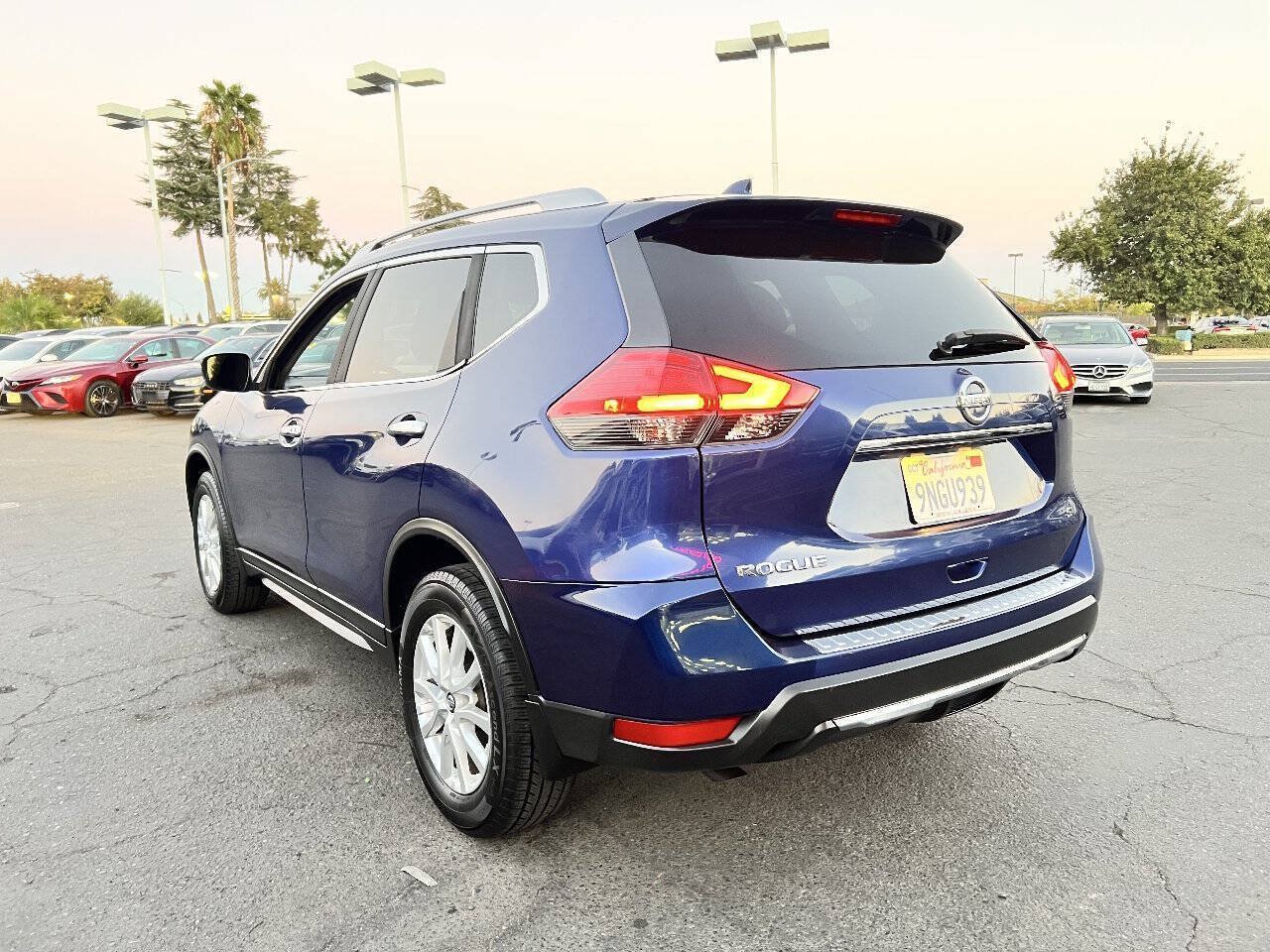Used 2017 Nissan Rogue SV FWD image 5