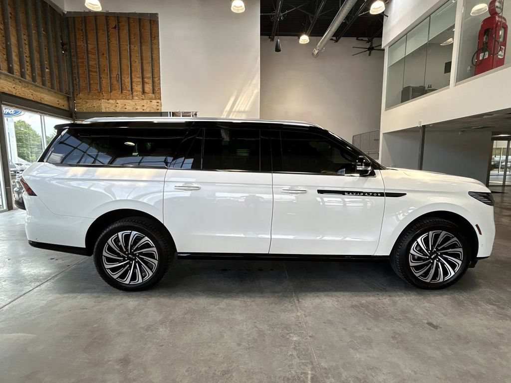 Used 2025 Lincoln Navigator L Black Label AWD/4WD image 2