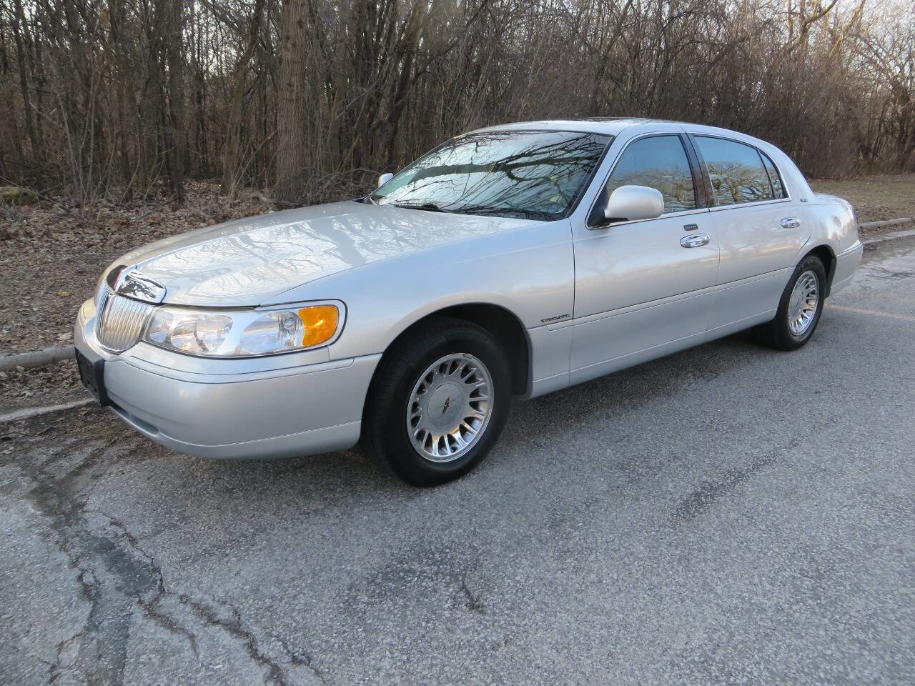 Used 2000 Lincoln Town Car Signature