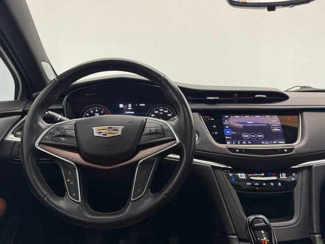 Used 2022 Cadillac XT5 Premium Luxury w/ Technology Package FWD image 3