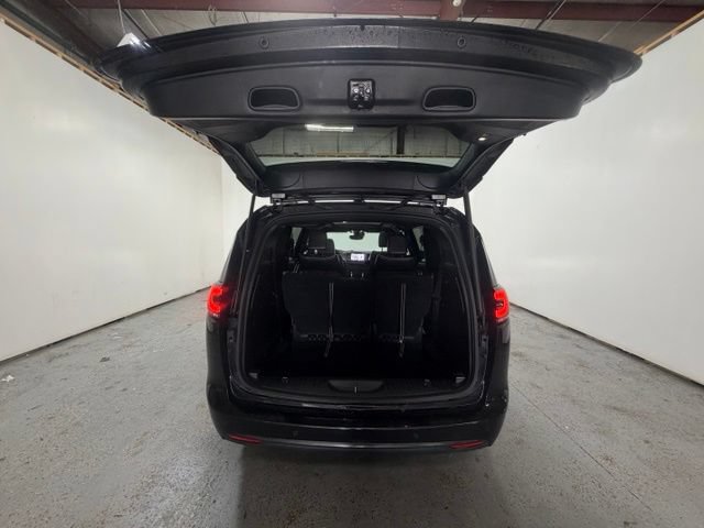 Certified 2024 Chrysler Pacifica Premium FWD image 10
