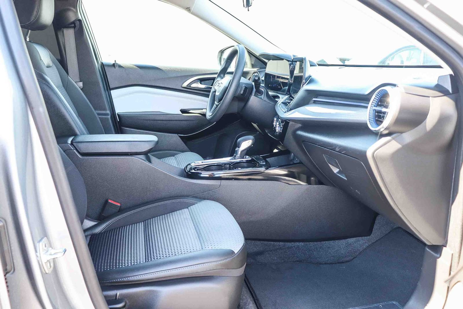Used 2025 Chevrolet Trax LT FWD image 20