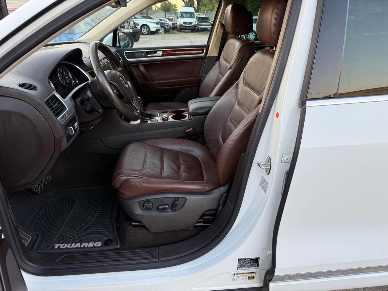 Used 2013 Volkswagen Touareg TDI image 12