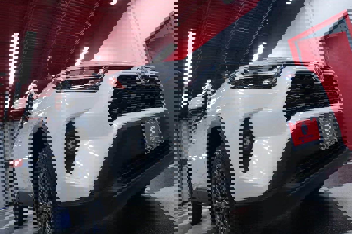 Used 2022 Toyota RAV4 XLE Premium image 31