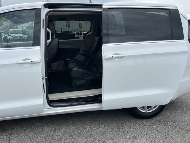 Used 2023 Chrysler Pacifica Touring-L FWD image 19