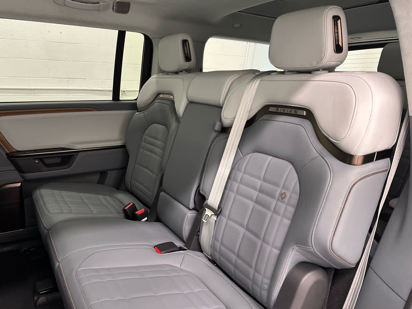 Used 2026 Rivian R1S Premium image 16