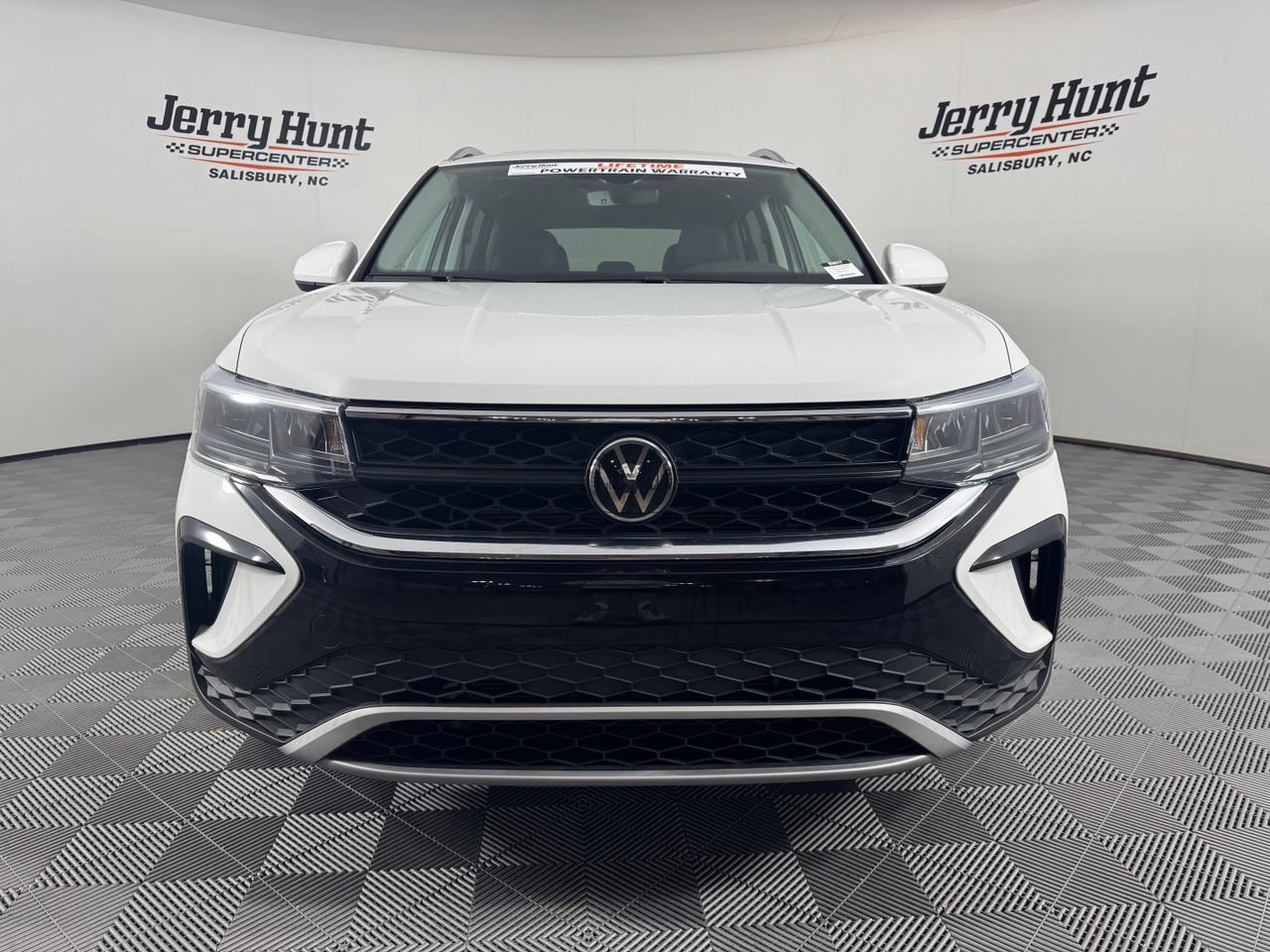 Used 2023 Volkswagen Taos SE w/ Panoramic Sunroof Package AWD/4WD image 4