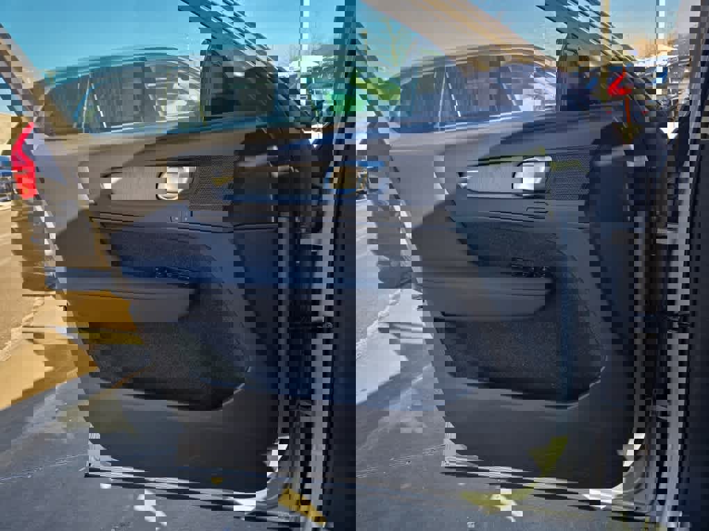 Used 2023 Volvo XC40 B5 Plus w/ Protection Package Premier image 20