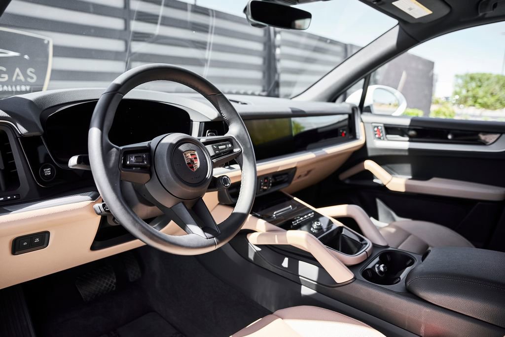 Used 2025 Porsche Cayenne image 2
