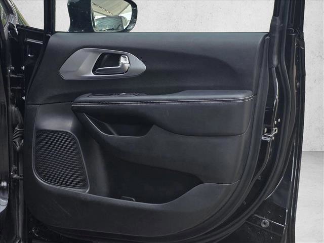 Used 2022 Chrysler Pacifica Touring-L w/ Uconnect Theater Family Group FWD image 9