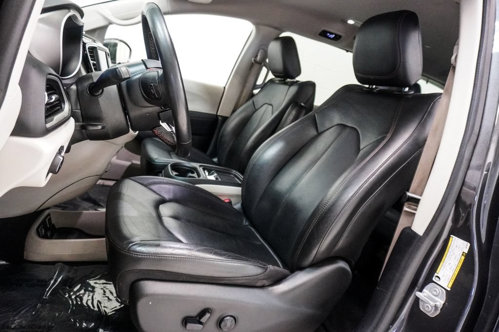 Used 2020 Chrysler Pacifica Touring-L FWD image 6