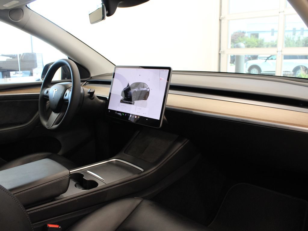 Used 2025 Tesla Model Y Long Range RWD image 15