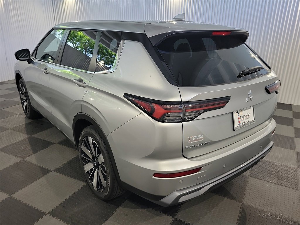 New 2025 Mitsubishi Outlander SE image 3