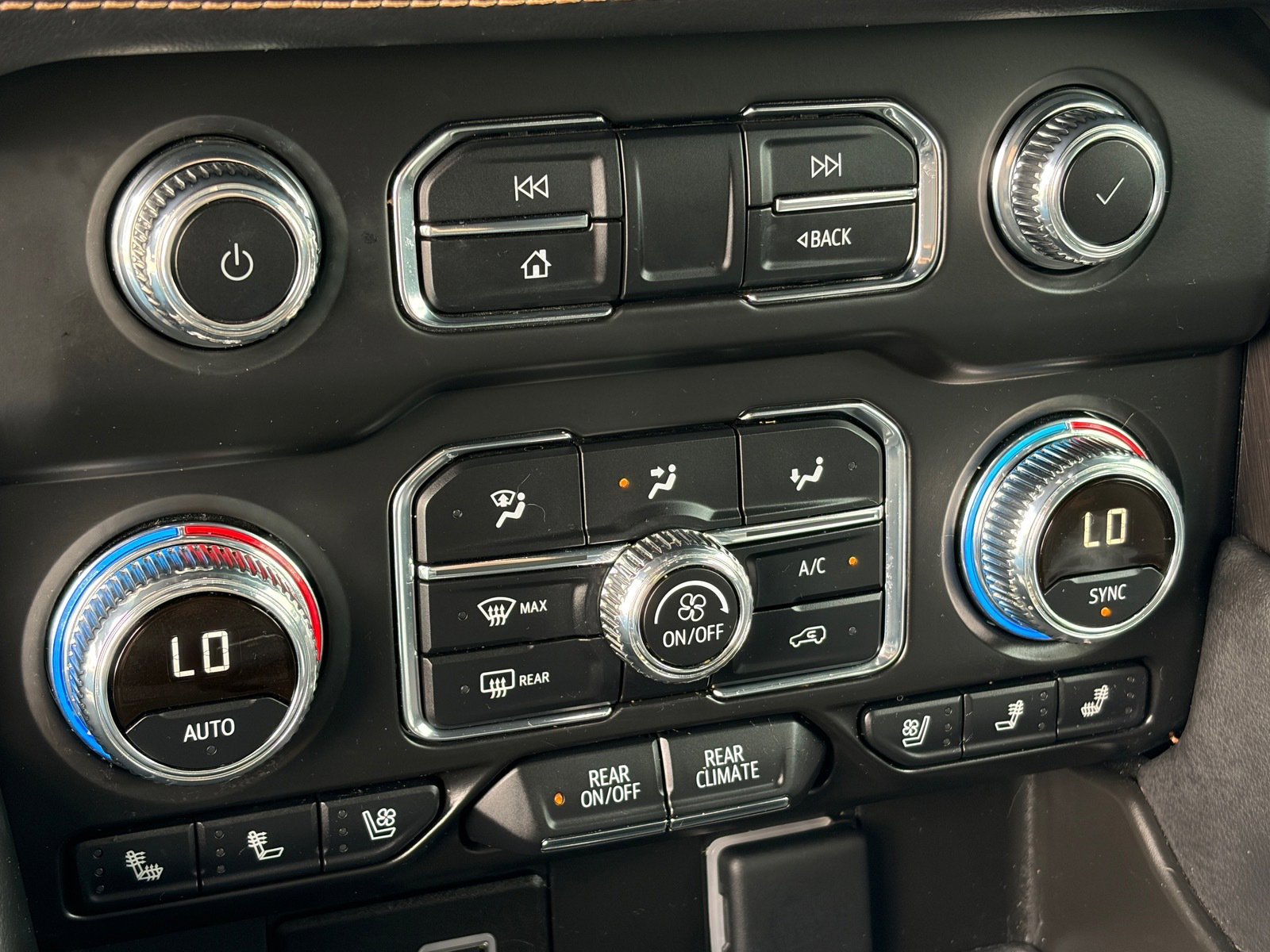 Used 2024 GMC Yukon AT4 w/ AT4 Premium Package image 25