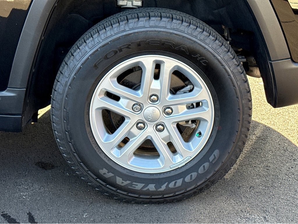 Used 2023 Jeep Grand Cherokee Laredo image 7