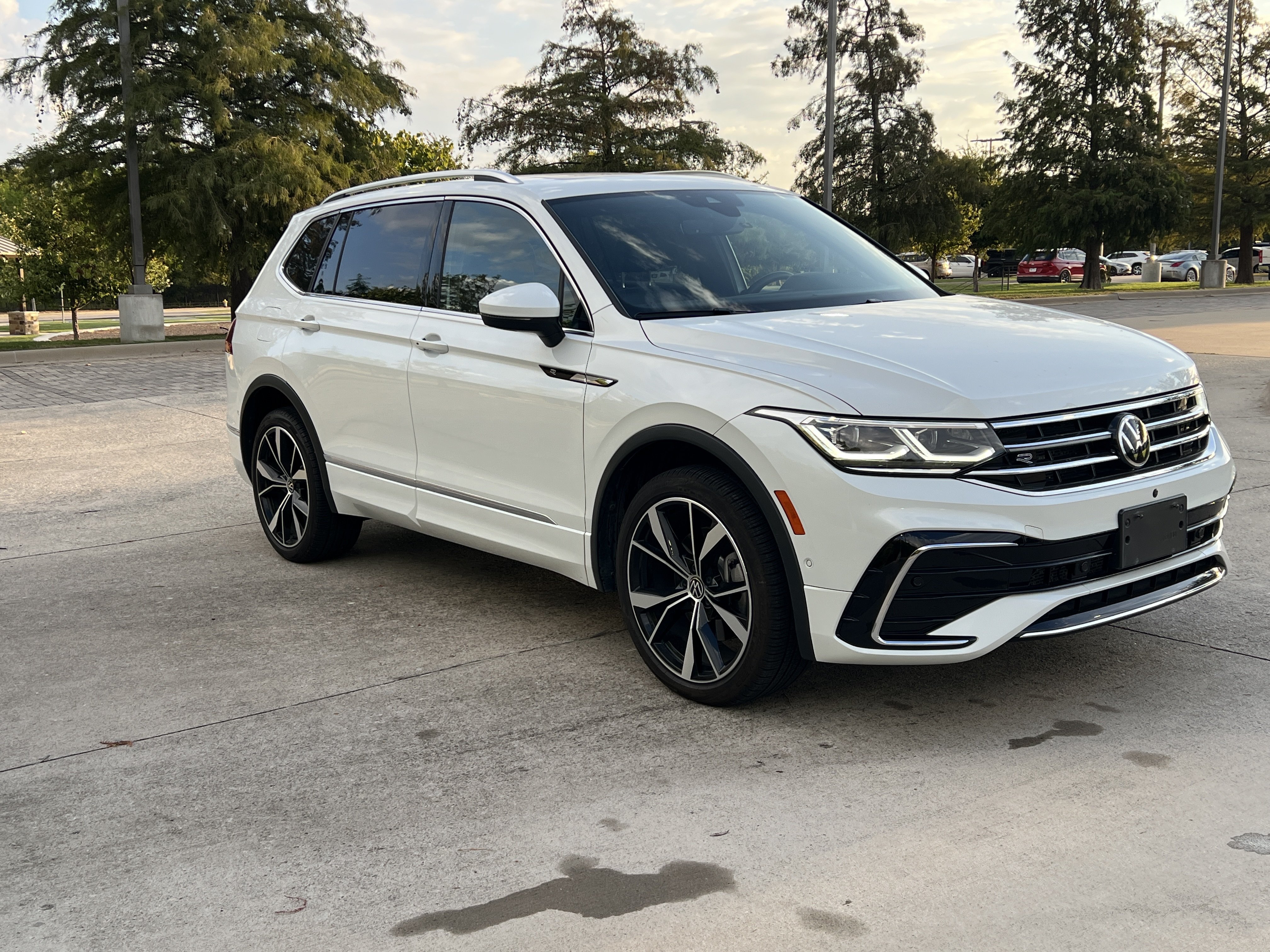 Certified 2022 Volkswagen Tiguan SEL R-Line AWD/4WD image 2