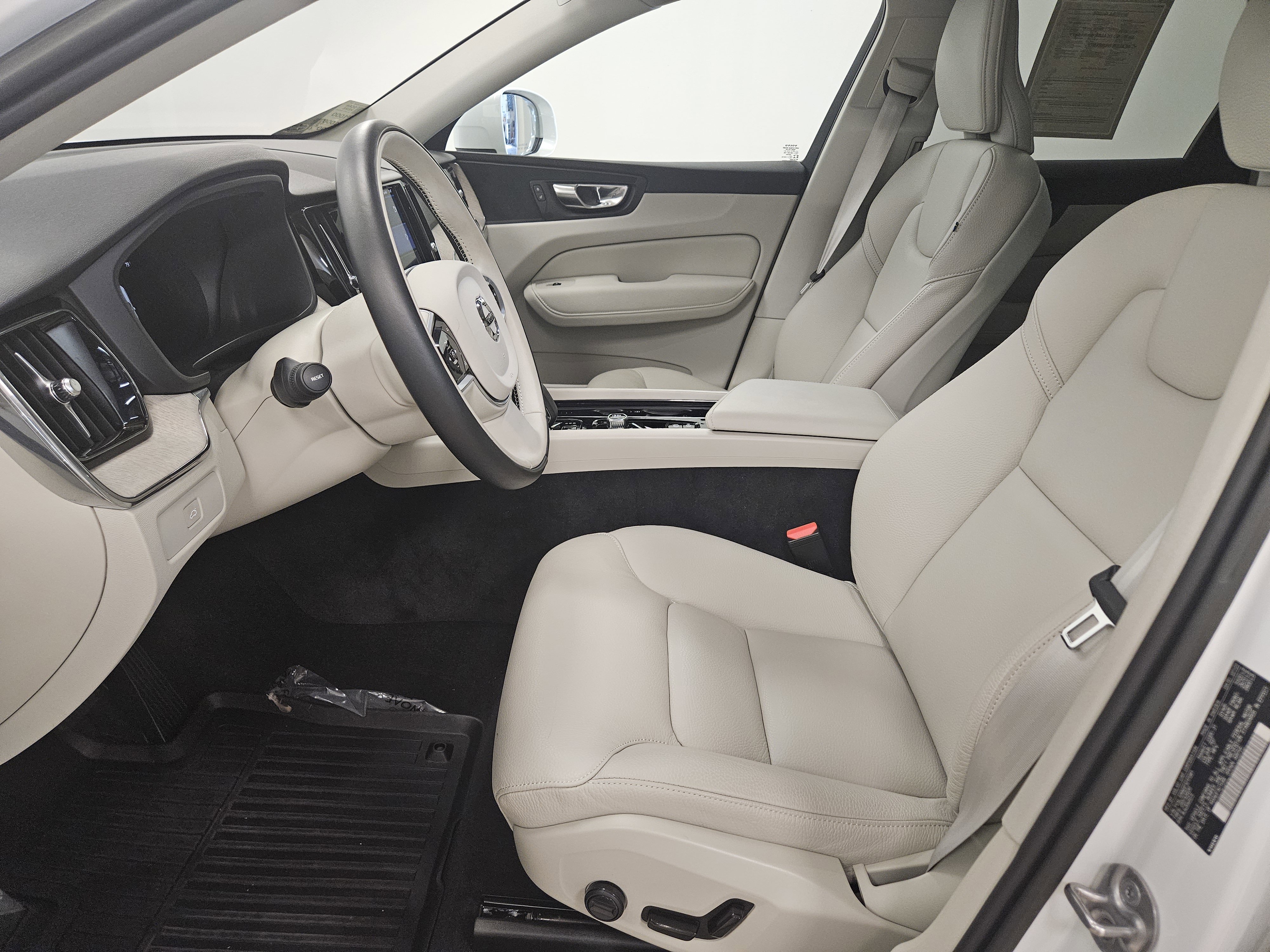 Used 2023 Volvo XC60 B5 Plus w/ Climate Package AWD/4WD image 8