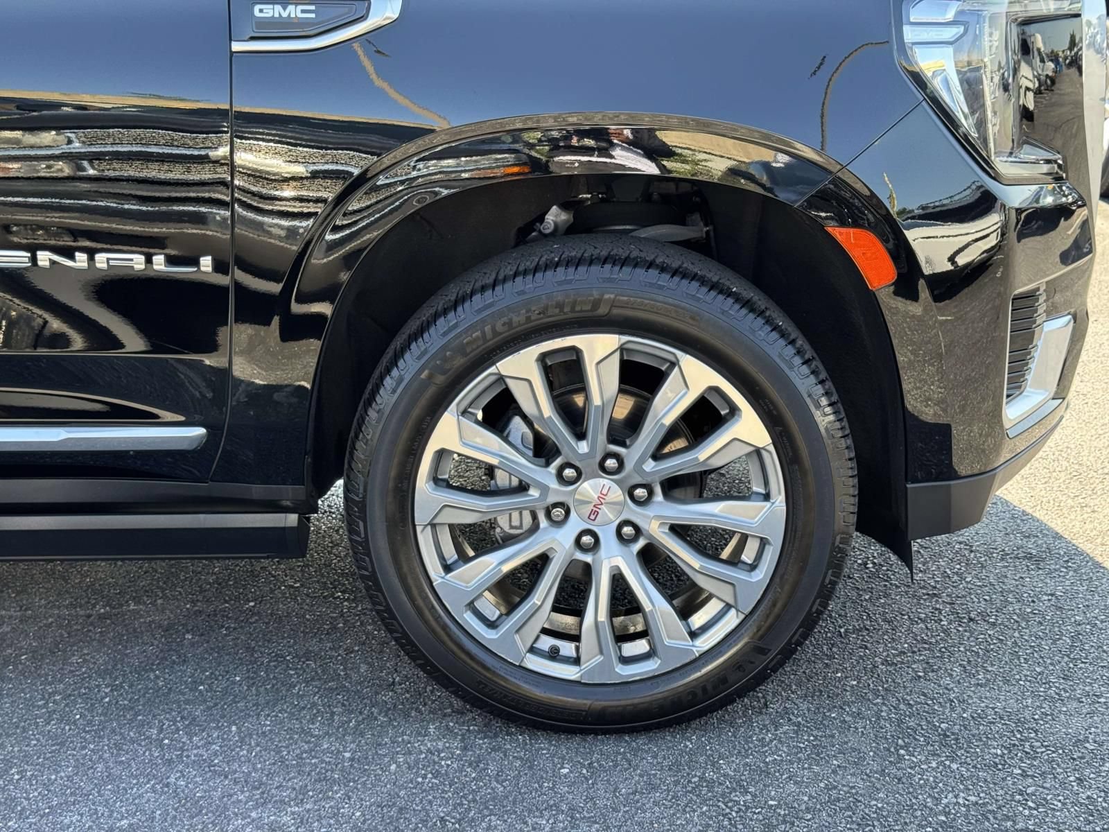 Used 2022 GMC Yukon Denali w/ Denali Premium Package AWD/4WD image 29