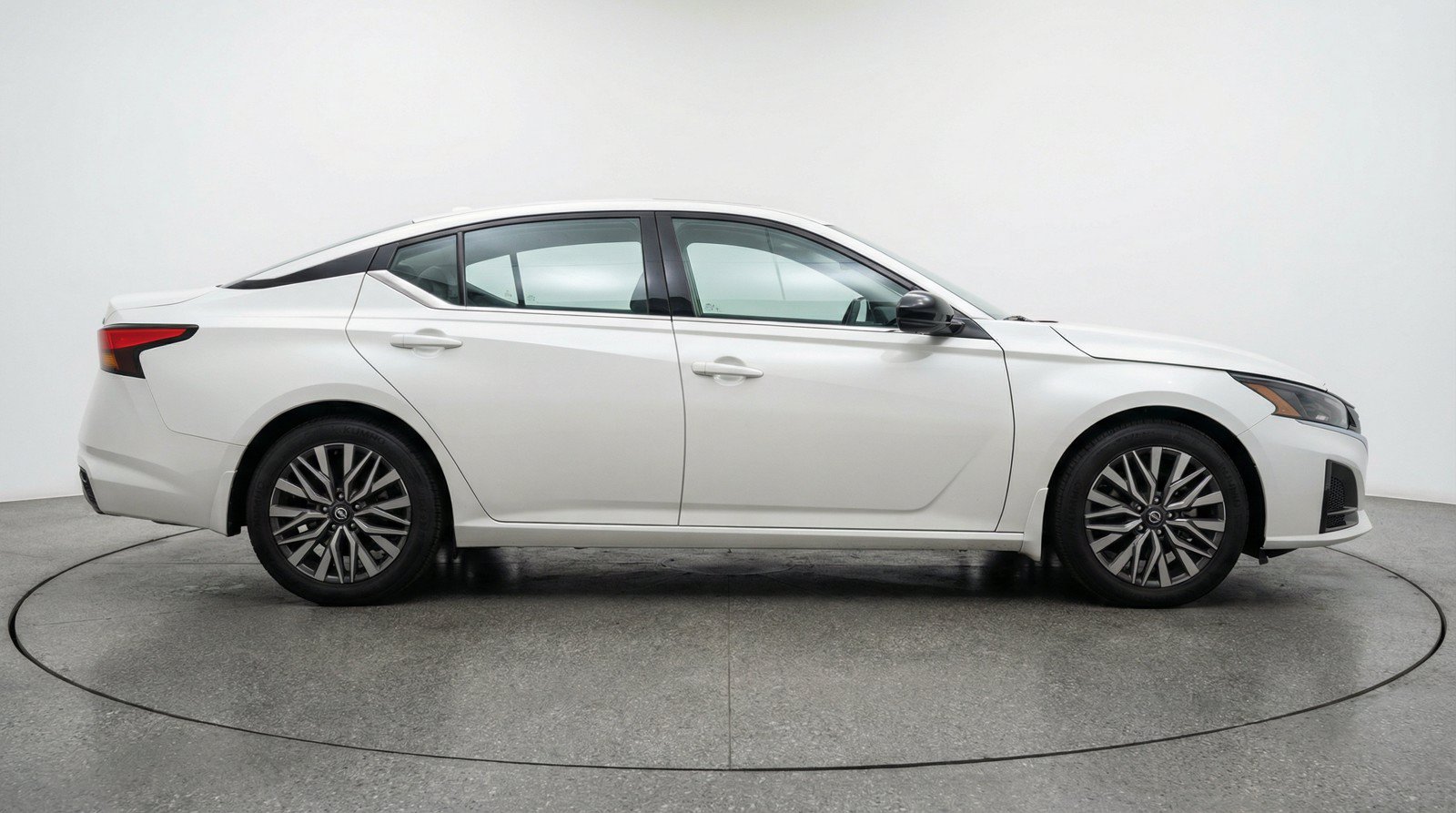 Used 2025 Nissan Altima 2.5 SV FWD image 11